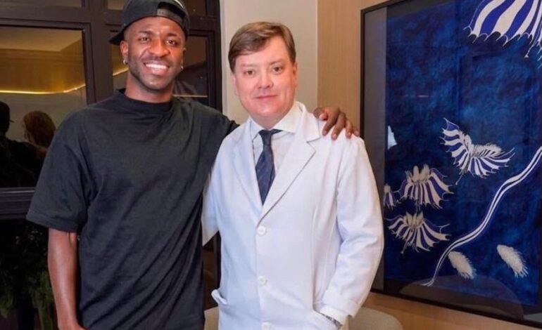 Vinícius Debuts New Look After Undergoing Chin Surgery