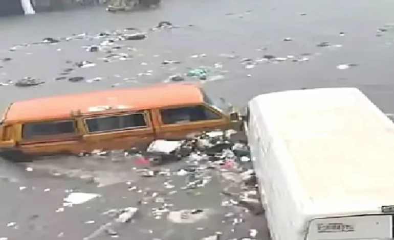 Downpour cripples Lagos, flood submerges cars, strands motorists