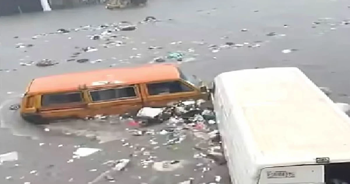 Downpour cripples Lagos, flood submerges cars, strands motorists