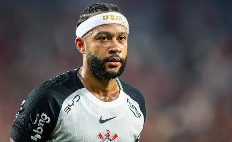 Depay accuses Corinthians of breaking contract renewal agreement