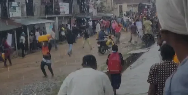 JUST IN: Osun residents loot warehouse after cheap food scam